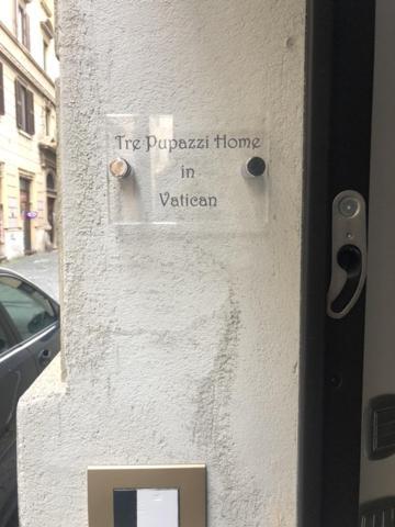 Tre Pupazzi In Vatican * Rom